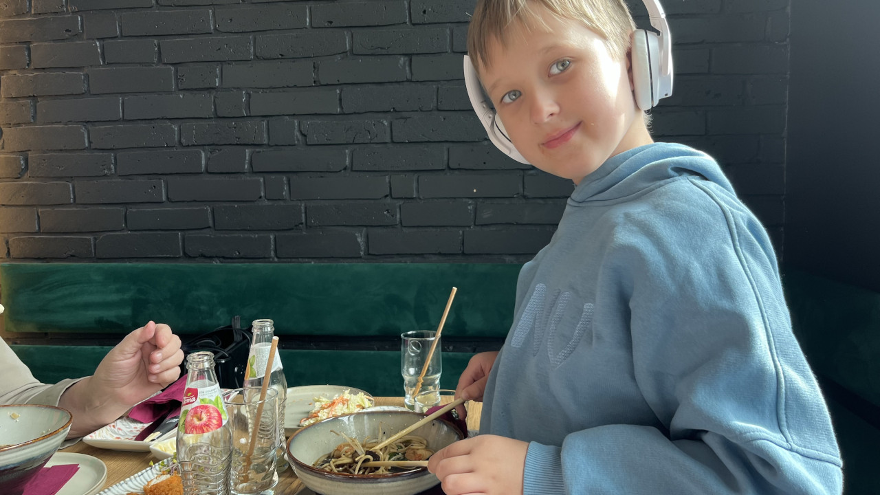 Rodzinny obiad w restauracji sushi w Gliwicach – chwila relaksu blisko pokoi Gliwice cłopiec jedzący sushi w restauracji w Gliwicach, niedaleko pokoi przy Placu Piastów