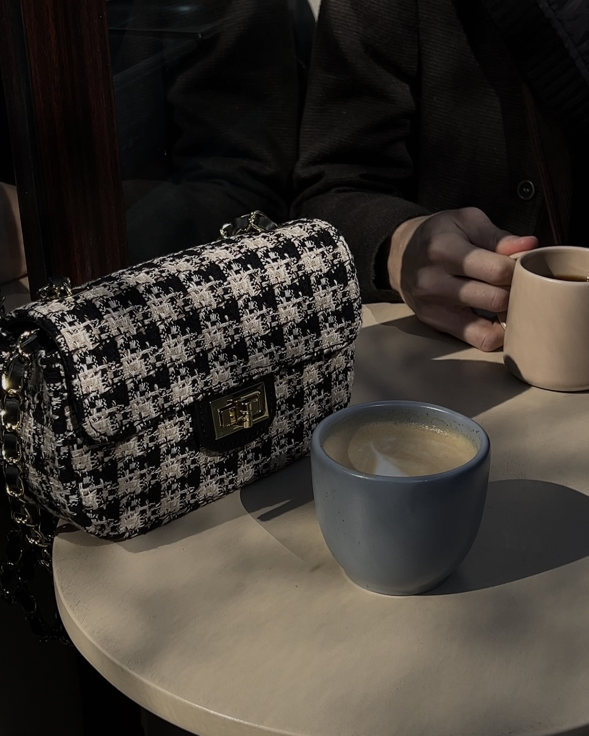 Torebka Adeline w pepitkę beżowo-czarna na łańcuszku mała