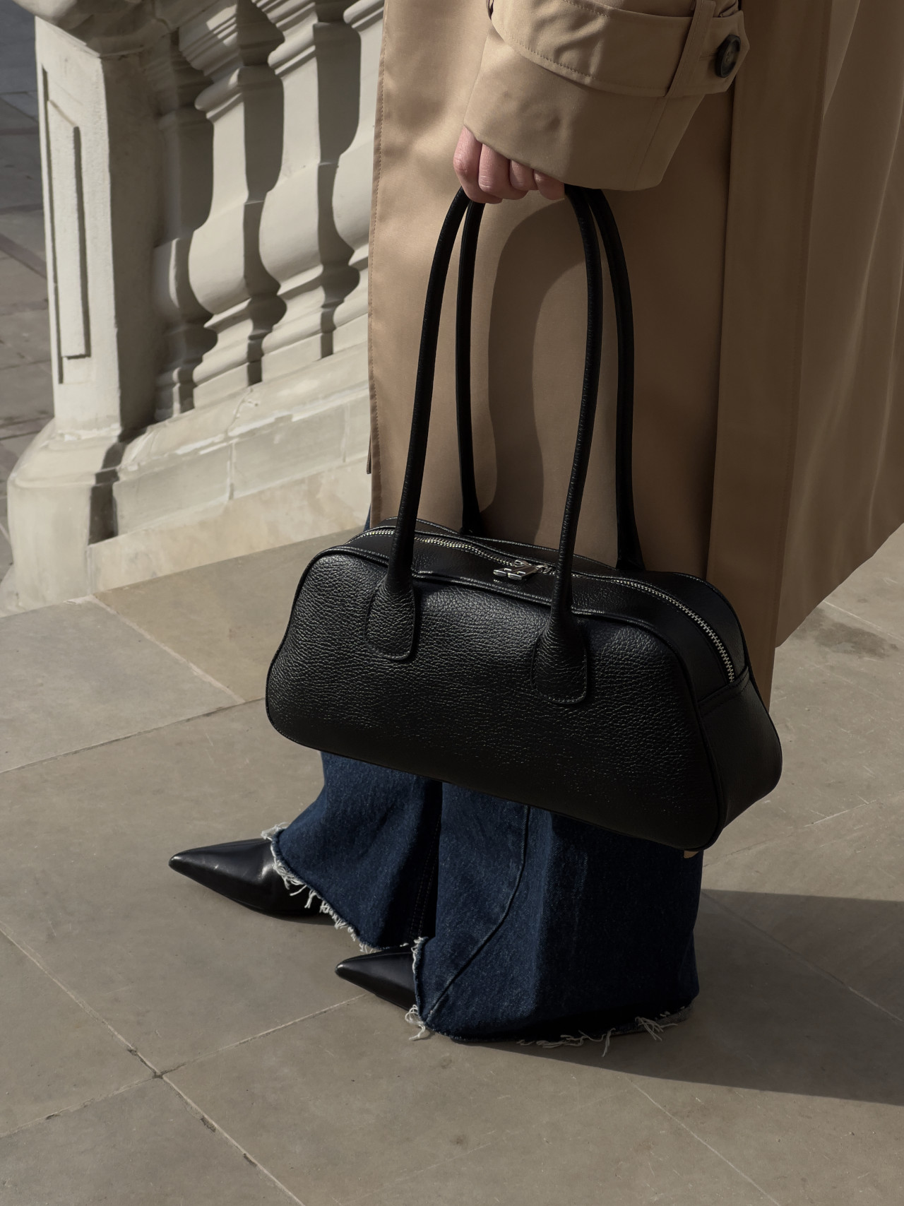 Torebka bagietka czarna skórzana na ramię podłużna typu jamnik Bassotto Venasti