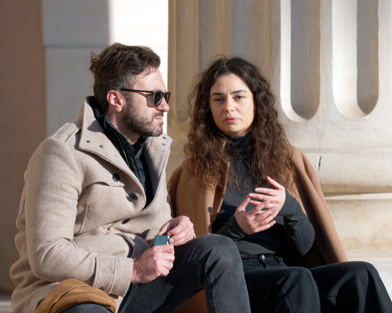 Odbudowa bliskości emocjonalnej w relacji partnerskiej podczas spokojnej rozmowy pary