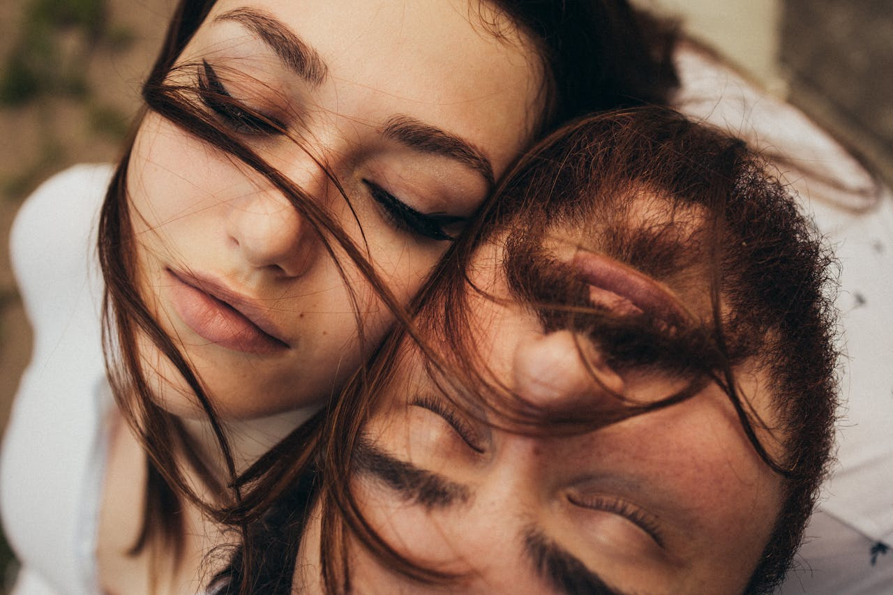 Biżuteria w relacji często pełni rolę symbolu bliskości, podkreślając emocjonalne zaangażowanie