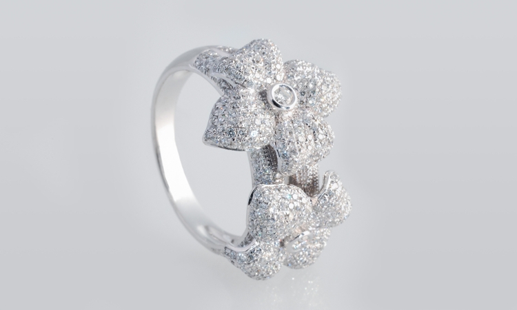 Symbolika pierścionku ze srebra - jak go nosisz?