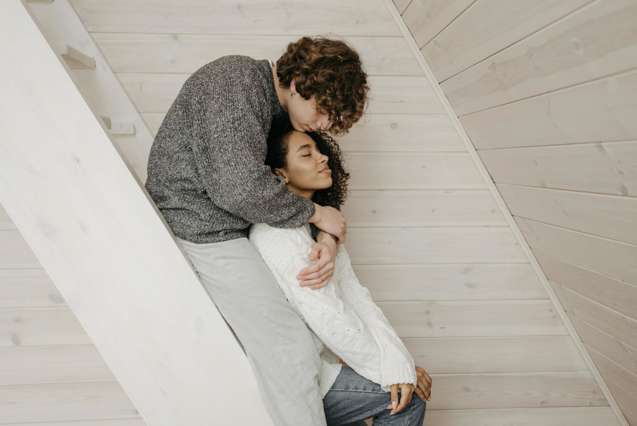 Oddalenie emocjonalne partnera często zaczyna się od drobnych sygnałów, które z czasem wpływają na całą relację.