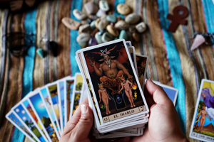 Układ kart tarota z kartą El Diablo pokazuje symboliczne napięcia i zależności w relacjach uczuciowych