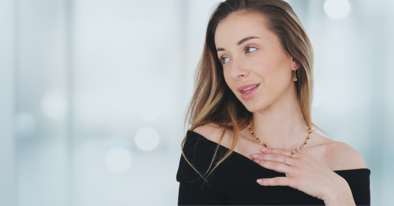 Złote bransoletki sznurkowe MOON LOVE – stylizacja letnia z modelką