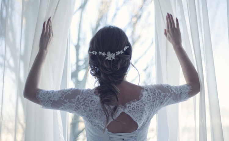 Suknie ślubne dla niskich kobiet – jakie powinny być?